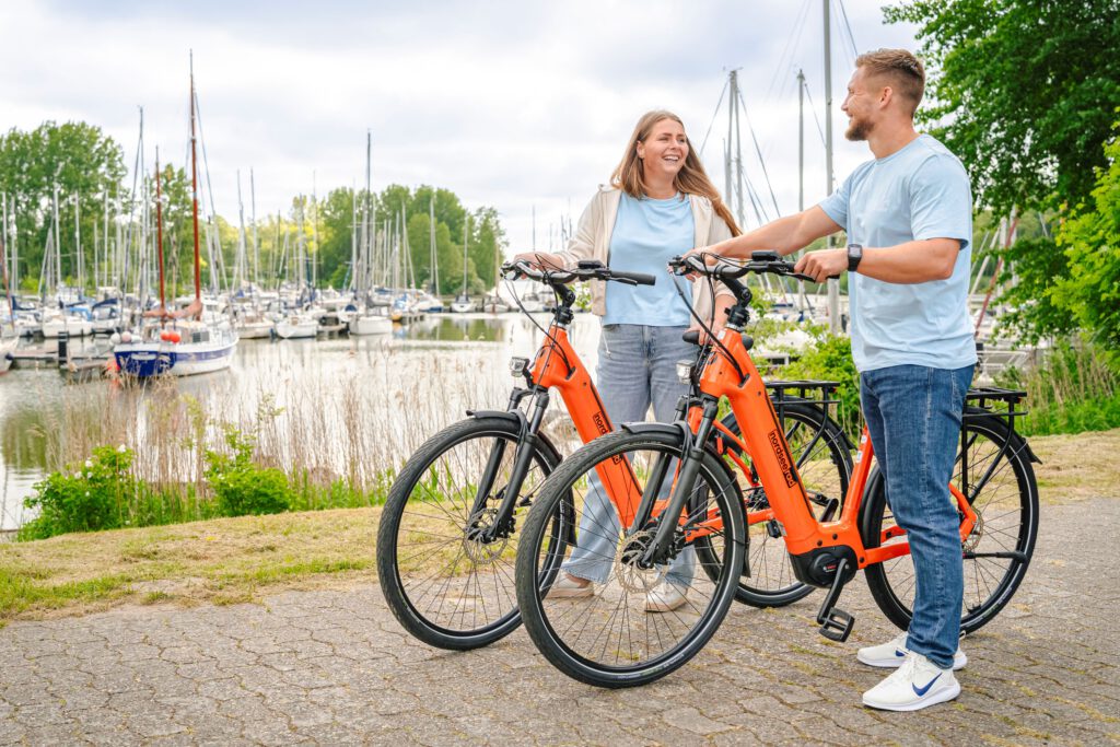 Nordseeräder mit Paar vor Booten