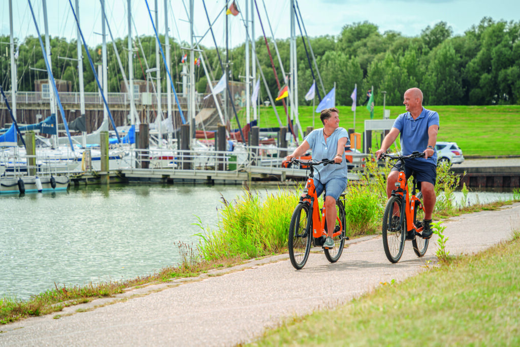 Paar fährt am Hafen Nordseeräder