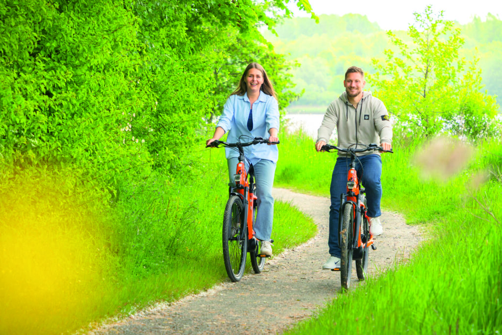 Paar fährt Nordseeräder