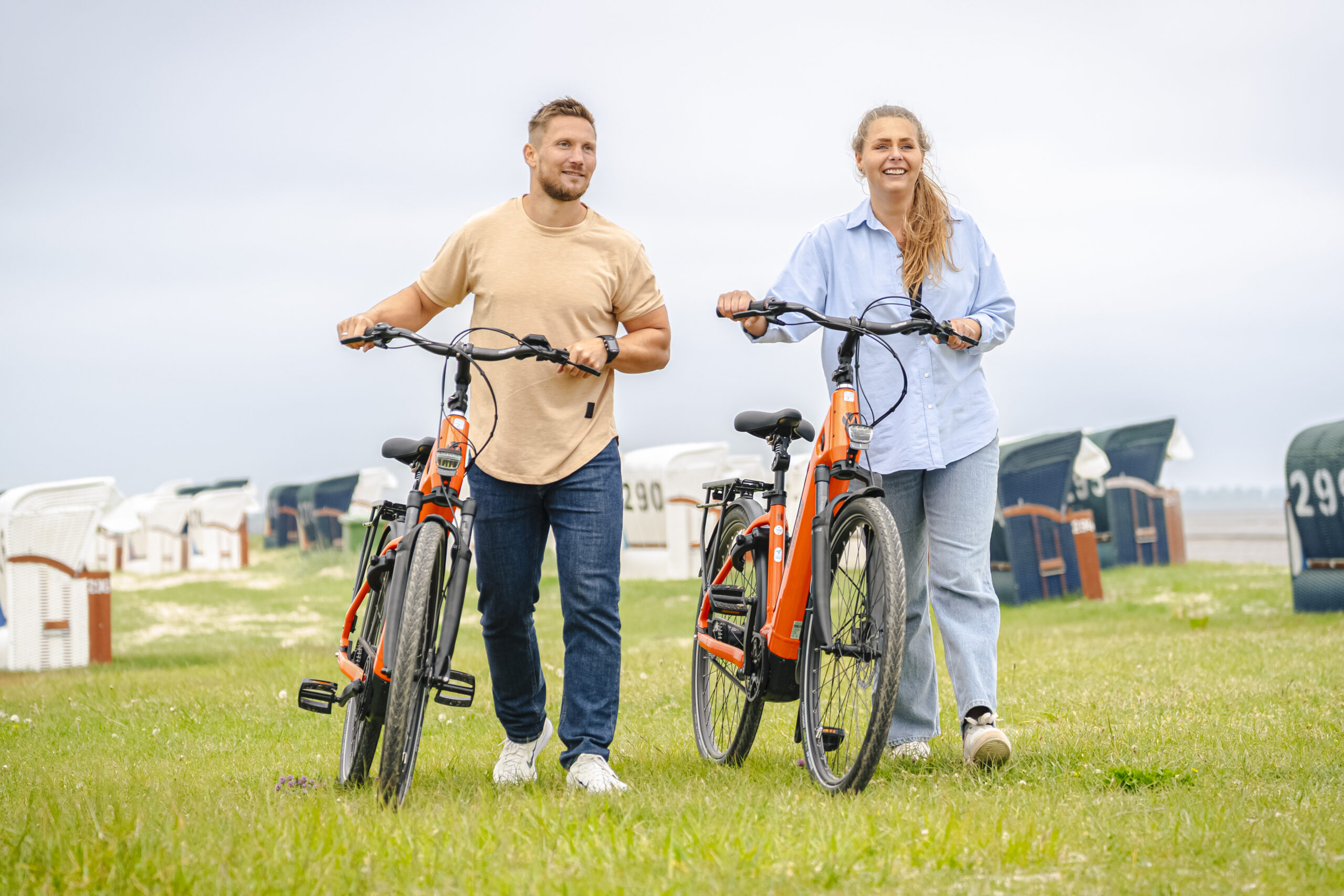 paar schiebt zwei E-Bikes
