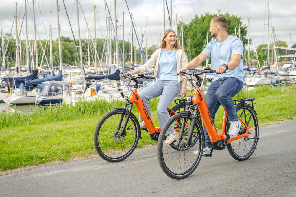 E-Bikes mieten in Carolinensiel. Pärchen genießt Radtour mit NordseeRad E-Bikes. 